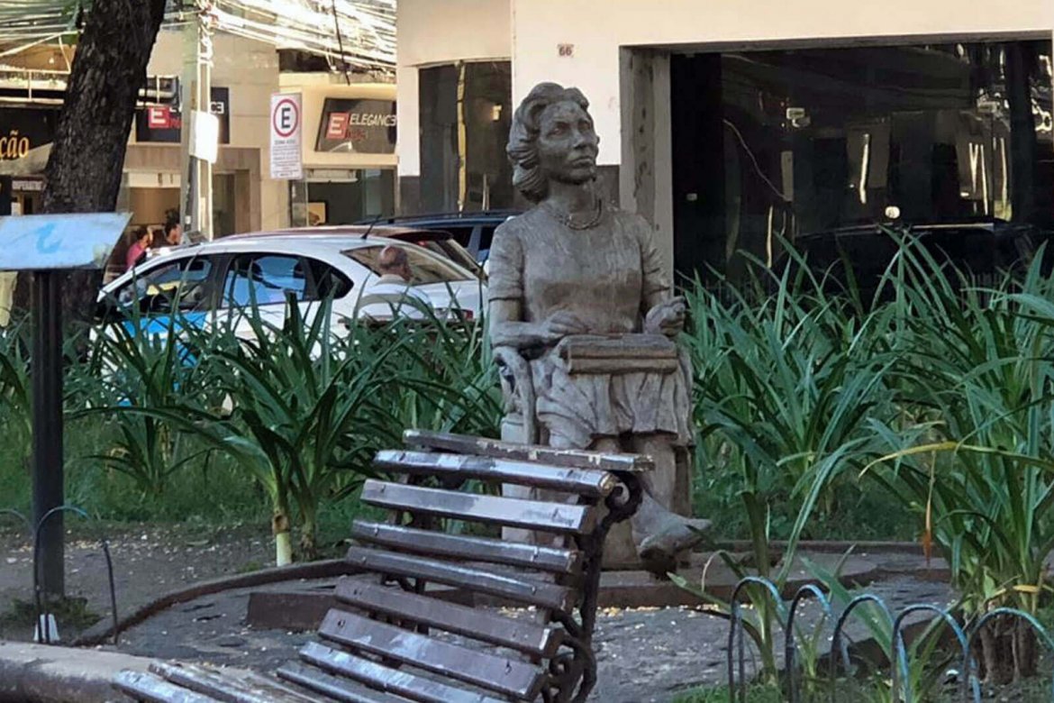 estátua-clarice.jpg