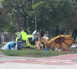 Grupo de moradores de rua na cidade de São Paulo